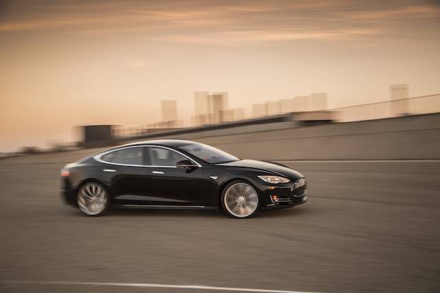 2015-tesla-model-s-p85d-side-in-motion-03.jpg