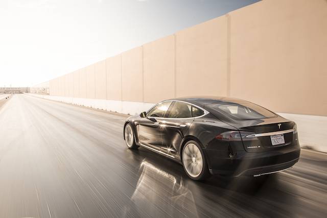 2015-tesla-model-s-p85d-rear-three-quarter-in-motion-1.jpg