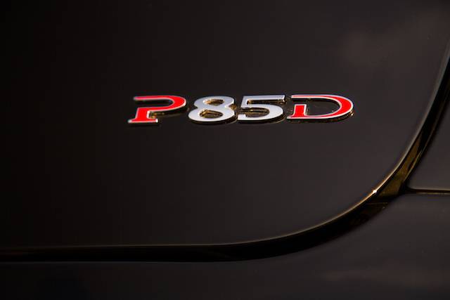 2015-tesla-model-s-p85d-badge-02.jpg