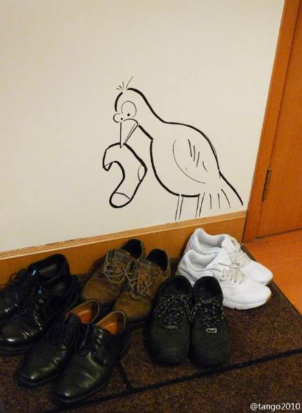 1 门口放鞋的地方乱得像鸟巢，画了一只在给鞋子喂袜子的鸟妈妈.jpg