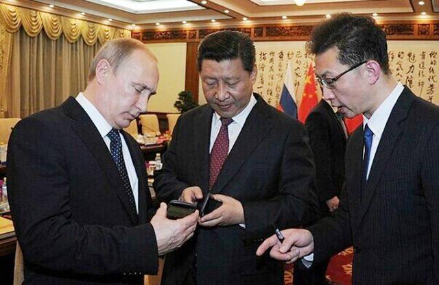 国礼只收新手机：普京送习近平的Yota Phone2到底有什么卖点？