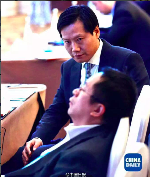 雷军两会成功抢镜，总理在上面讲，雷军在下面拍