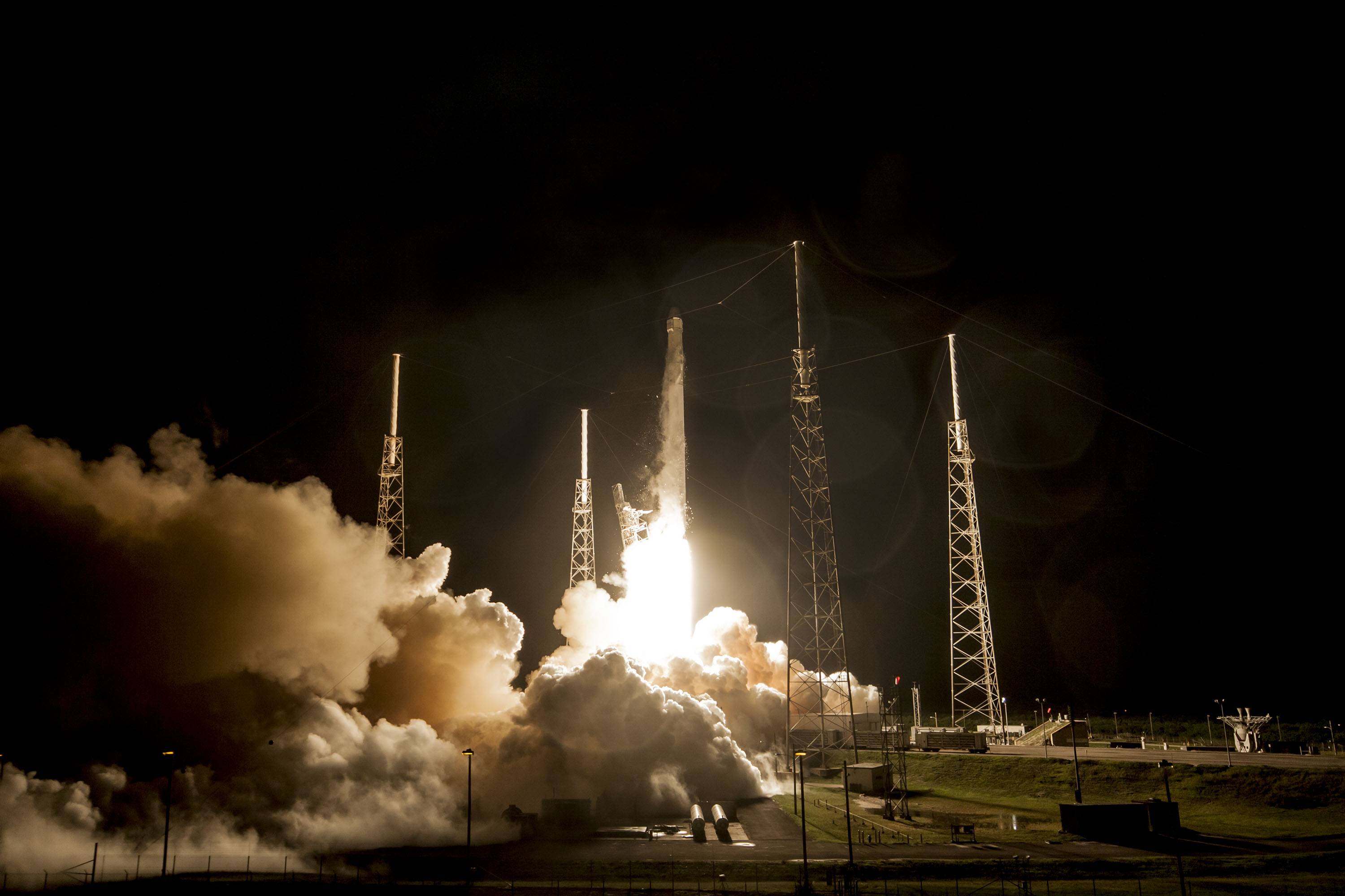 SpaceX火箭成功发射并降落，以后去太空的机票可以打折了