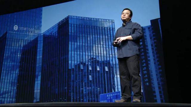来欣赏罗永浩的2015压轴情怀秀：顺便看下锤子T2都有哪些<a target=