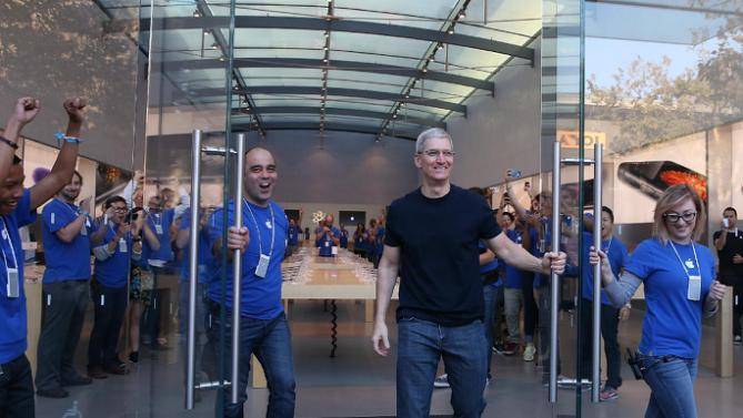 八成美国果粉通过第三方零售商买iPhone，直销增速疲软会对苹果造成哪些影响？