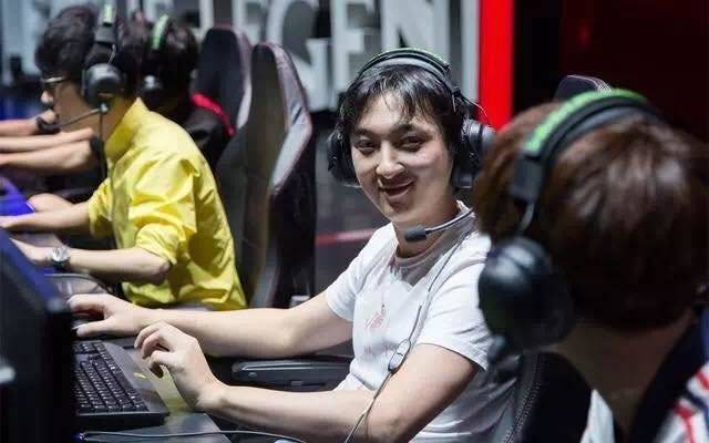电竞业是如何被一个男人“包养”大的