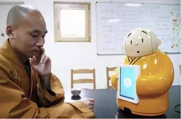 一个本该庄严肃穆的寺院，是怎样把贤二小和尚打造成一个“网红”的？